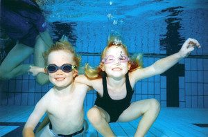 Bimbi che ridono sott'acqua - www.acquaamica.it Bimbi che ridono sott'acqua - www.acquaamica.it