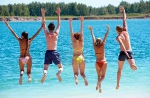 Amici che si tuffano insieme in acqua - www.acquaamica.it Amici che si tuffano insieme in acqua - www.acquaamica.it