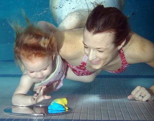 Giocare e ridere sott’acqua con figli o nipoti